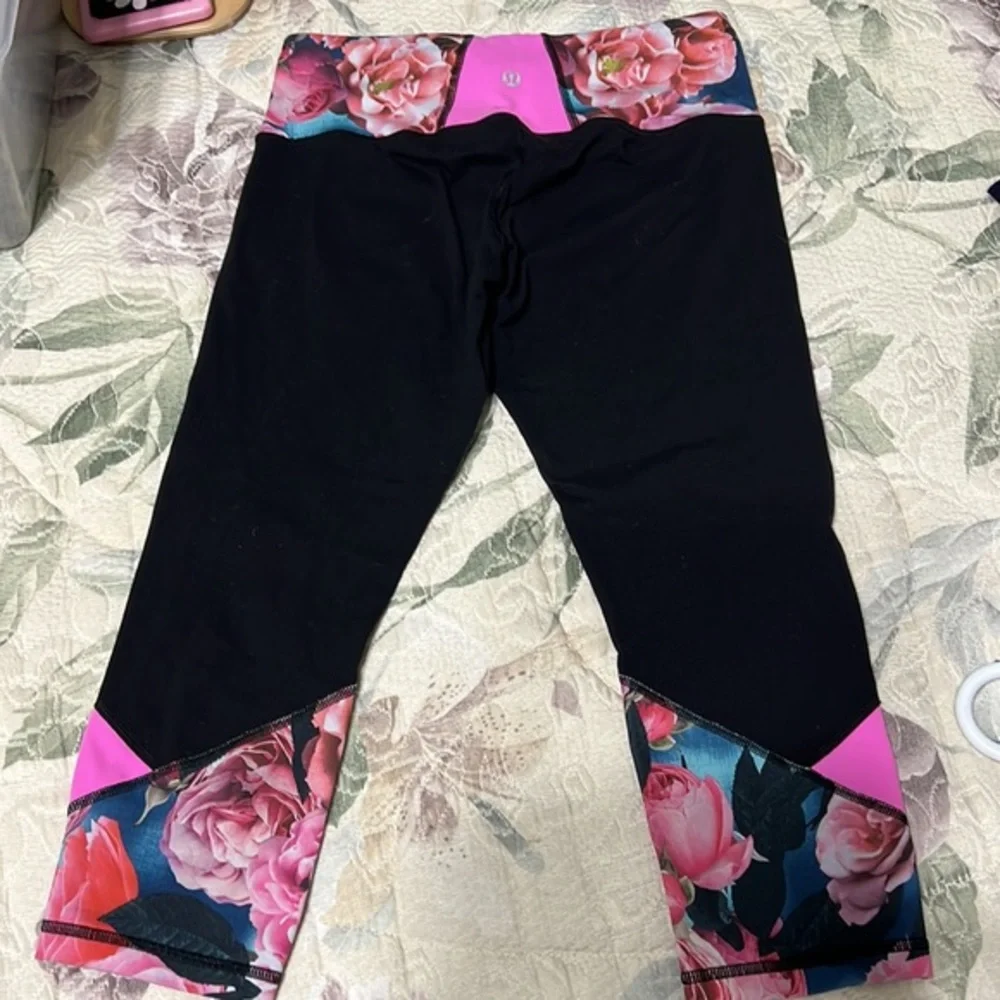 LULULEMON Capri black & floral leggings Size 6
